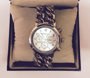Женские часы Michael Kors с браслетом-цепочками
                                                                                        (Цвет циферблата : Белый ,  Цвет браслета : Золотой )
                                                    